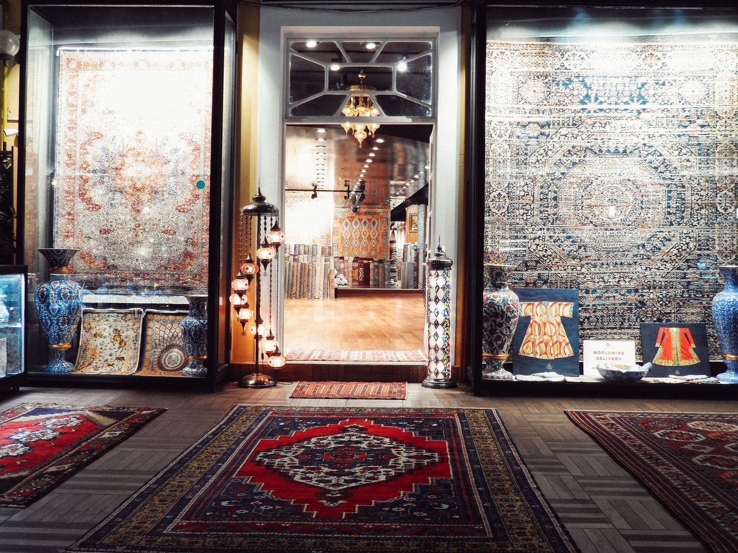 Galerie de tapis anciens présentés pour une expertise