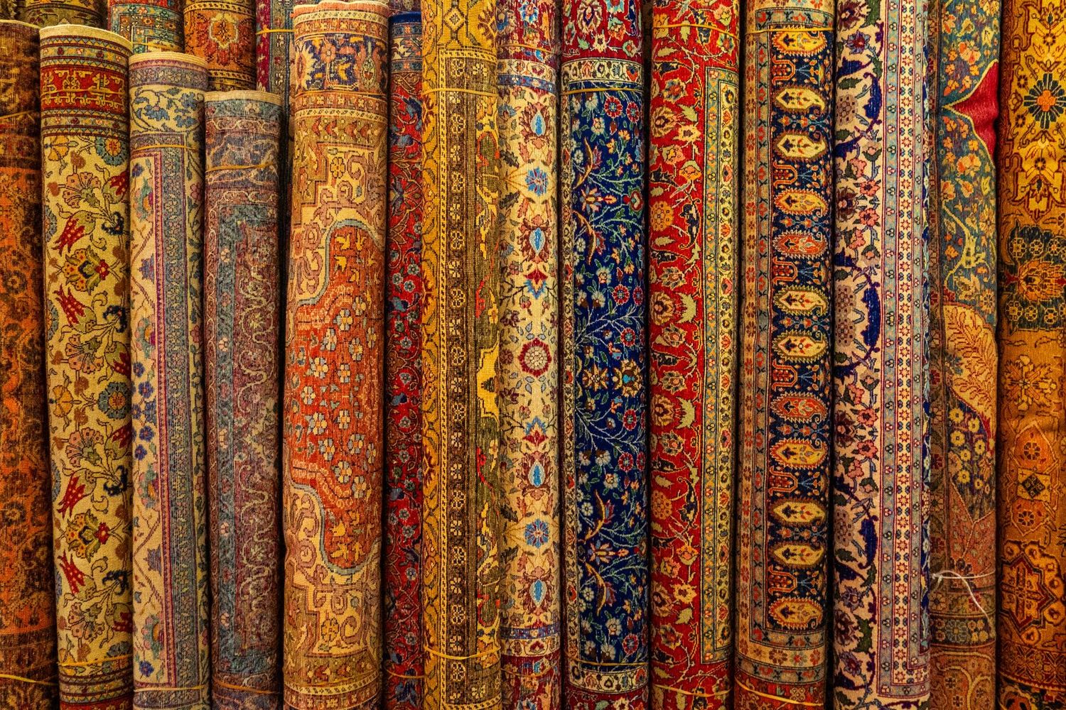 Tapis d'Orient anciens roulés, alignés côte à côte